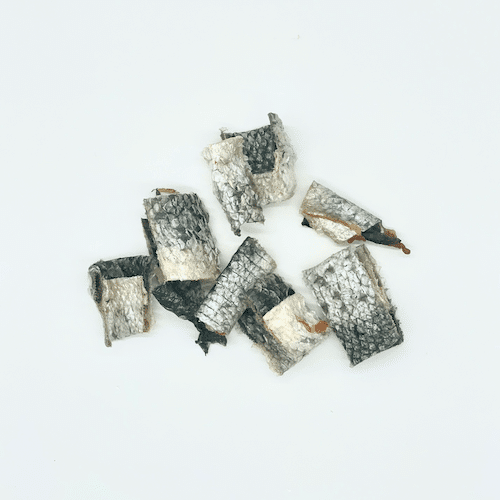 Morceaux de peau de saumon